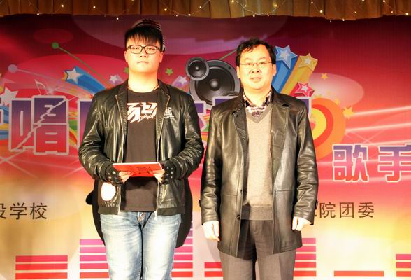 调整大小 张卫东院长给获得一等奖的选手颁奖.jpg